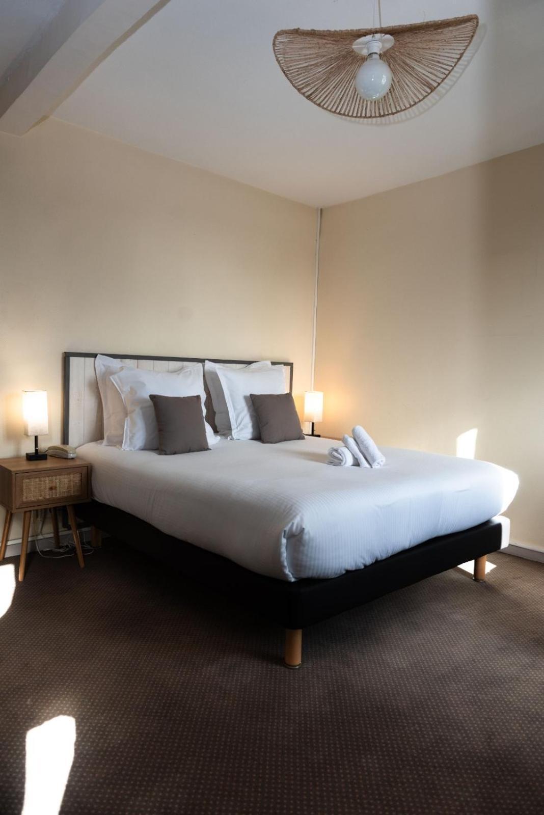 Hotel Le Lion D'Or Bernay  Exteriör bild